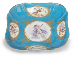 616.  Fuente en porcelana esmaltada en azul pompadour y dorada a fuego. Sévres, S. XVIII.