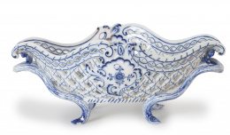 615.  Cesta de porcelana esmaltada con decoración de "Onion pattern" en azul. Marca incisaMeissen, h. 1900.