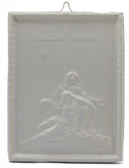 623.  Placa de devoción de cerámica esmaltada representando un Calvario.Alcora, S. XVIII.