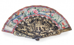 633.  Abanico con país pintado a gouache con caras de marfil, representando escenas palaciegas.Con padrones de madera lacada y dorada.Trabajo chino, h. 1850.
