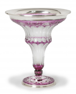 614.  Centro de cristal tallado transparente y lila, montada en plata. FirmadoBohemia y Tiffany&#39;s, segunda mitad del S. XX.