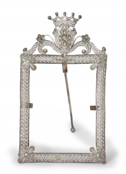 638.  Marco en filigrana de plata con corona de vizconde sobre escudo de Castilla y León.Quizás trabajo salmantino, S. XIX.