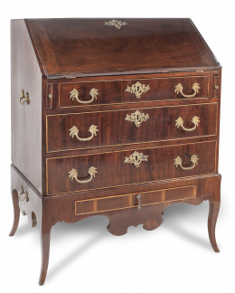 651.  Bureau de viaje de madera de caoba.Trabajo catalán, S. XVIII.