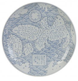 649.  Plato en porcelana Imari esmaltada en azul y blanco con un mapa de japón.Japón, S. XIX.