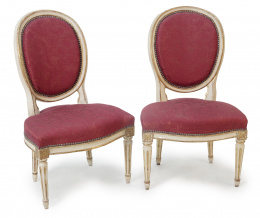 612.  Par de sillas Luis XVI en madera lacada en blanco y dorada.Trabajo francés, ff. del S. XVIII.