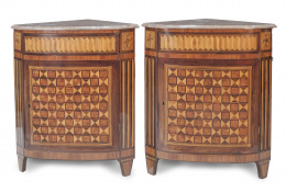 594.  Pareja de rinconeras Carlos IV de madera de palosanto, maderas frutales y maderas teñidas, con tapa de mármol.Trabajo español, h. 1.790.