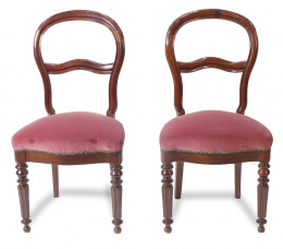 664.  Pareja de sillas de madera de caoba con respaldo de "ballon back".Trabajo francés, mediados del S. XIX.