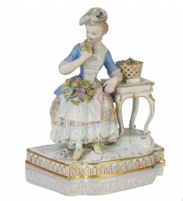590.  Dama con cesto de flores en porcelana esmaltada. Meissen, (1860-1924)