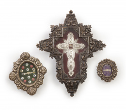 468.  Lote de tres relicarios con marcos de plata repujada, uno de ellos con reliquia de la Virgen del Rocío.Trabajo español, primera mitad del S. XX.