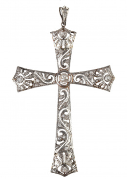 91.  Cruz colgante de pp. S.XX con trabajo calado, diamantes y brillante central