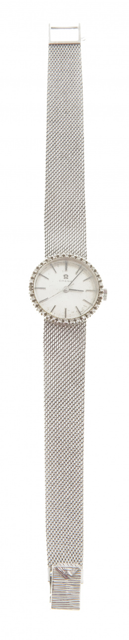 301.  Reloj OMEGA años 60 de oro blanco y brillantes