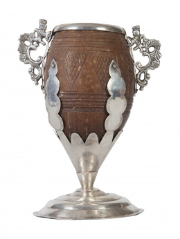586.  Coco chocolatero o jícara con guarnición en plata claveteada.Méjico o Guatemala, S. XVIII.