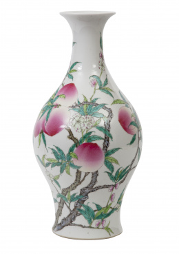 683.  Jarrón en porcelana esmaltada con decoración de melocotones.China, S. XIX.