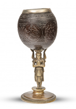 496.  Coco tallado de Burma con base de bronce del dios Vishnu.Trabajo de Madras, S. XIX. 