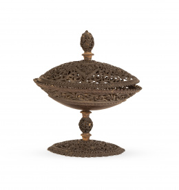 463.  Coco colonial tallado con monturas en hueso. Goa, trabajo para el mercado portugués, h. 1750. 