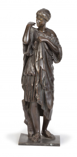 1019.  Artemis o Diana de Gabios. Escultura en bronce patinado.Francia, época Grand Tour, seguramente taller de Ferdinand Barbedienne.