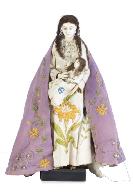 706.  Virgen con el Niño.Imagen vestidera en marfil tallado, con vestimenta y pelo.Trabajo hispano-filipino, h. 1800.