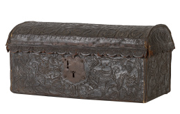 1232.  Petaca con alma de madera y cuero repujado, monturas en hierro forjado. Virreinato del Perú, S. XVIII.