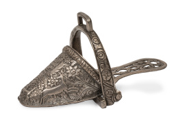 714.  Estribo de dama de plata calada y cincelada, llamado de ‘sandalia’, con el escudo de la Marquesa de Rocafuerte y una leyenda que reza ‘VIVA EL AMOR’. Virreinato del Perú, c. 1820.