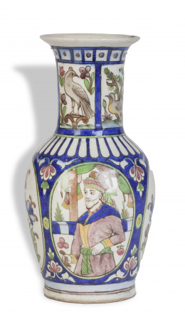 1034.  Vaso esmaltado persa de la época Qajar con motivos de reyes sasánidas en cartuchos. Isfahan, Persia, S. XIX. 