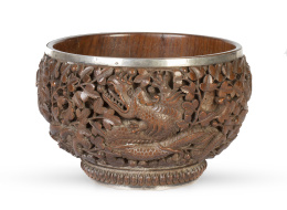 1232.  Cuenco de madera de palisandro con motivos vegetales y dragones con aros de plata. Trabajo filipino, S. XIX. 