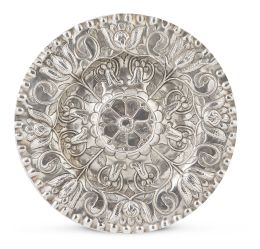 1297.  Plato de plata repujada con decoración de flores, repujadas y cinceladas. Con una "N" grabada en el reverso.Méjico, Virreinato de Nueva España, S. XVIII.