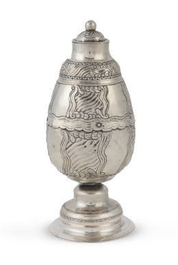 1296.  Matera de plata en su color, con decoración repujada y cincelada.Alto Perú, h. 1770.