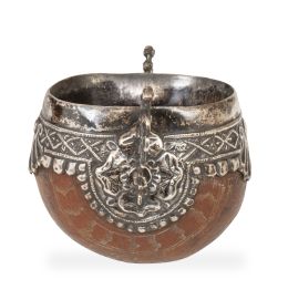 1117.  Mate de tipo galleta burilado montado en plata con decoración de veneras y asas.Virreinato del Perú, h. 1750.