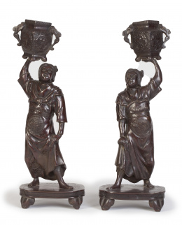 1116.  Pareja de incensarios en bronce.Trabajo japonés, dinastía Meiji, S. XIX. Con sello.