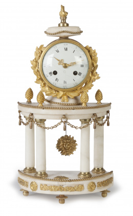 799.  Reloj de pórtico de estilo Luis XVI en mármol blanco y bronces dorados al mercurio.Francia ff. del S. XVIII.