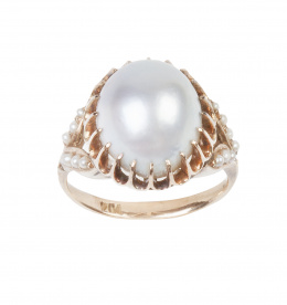 282.  Sortija de pp. S. XX con perla ovalada de tono grisáceo en montura con delicadas garras y brazos con forma de hojitas de perlas finas