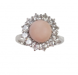 107.  Sortija con botón de coral piel de ángel central orlado de brillantes