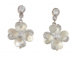 88.  Pendientes con diseño de trébol de cuatro hojas, con brillante central y ondas de diamantes en cada pétalo