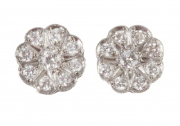 82.  Pendientes con diseño de rosetón en forma de flor de brillantes