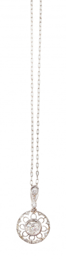 79.  Colgante de pp. S. XX con un brillante de 0,40 ct en marco circular calado que pende de lágrima de diamanates