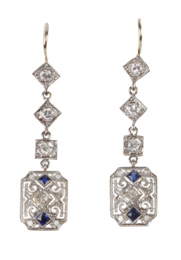 80.  Pendientes largos estilo Art-Decó con rectángulo calado de zafiros y diamantes que pende de tres brillantes articulados