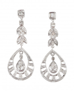 105.  Pendientes largos de brillantes con lágrimas que penden de hojitas articuladas