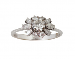 84.  Sortija años 50 con brillante central en orla de diamantes marquisse y brillantes.