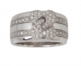 202.  Sortija ancha con de flor de pavé de brillantes central, y bandas de brillantes en la montura