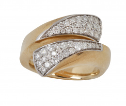 160.  Sortija con pavé de brillantes que dibuja dos triángulos en los brazos abiertos de la montura. 