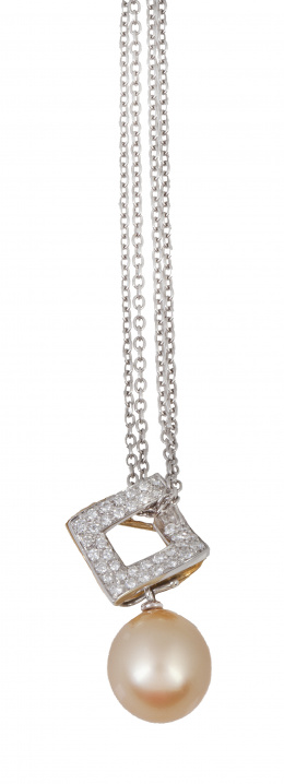214.  Colgante con perla Australiana Golden de intenso oriente que pende de rombo de brillantes