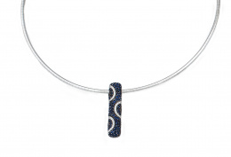 199.  Collar con centro de barra de pavé de zafiros y brillantes dibujando arcos, en aro flexible 