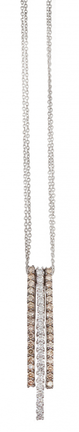180.  Colgante con tres bandas de brillantes brown y blancos, en doble cadena fina de  oro blanco de 18K.