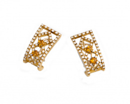 272.  Pendientes de citrinos y brillantes en bandas caladas dibujando rombos.