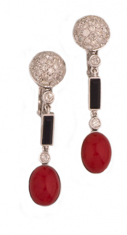 241.  Pendientes largos con cabujón de coral, y rectángulo de ónix que penden de semiesfera de brillantes