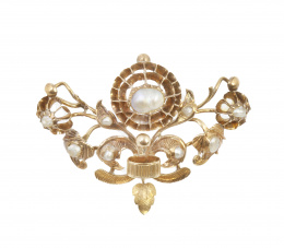 31.  Broche S. XIX con diseño de ramo de flores decoradas con perlas barrocas