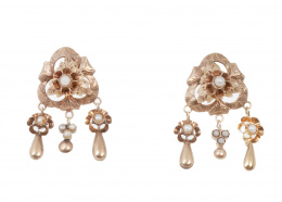 56.  Pendientes largos de pp. S. XX con motivos florales y tres gotas con flores colgantes