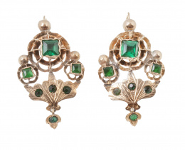 49.  Pendientes largos de pp. S. XX con motivos florales de símil esmeraldas