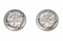 252.  Pendientes dormilonas de brillantes montados en garras sobre marco circular qu suman 0,82 ct
