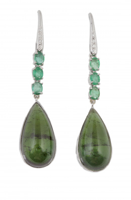 257.  Pendientes largos con gran gota de turmalina verde que pende de línea de esmeraldas de talla oval